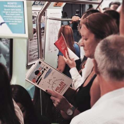 Pessoas lendo no metro de SP. Pessoas lendo no metro de SP.