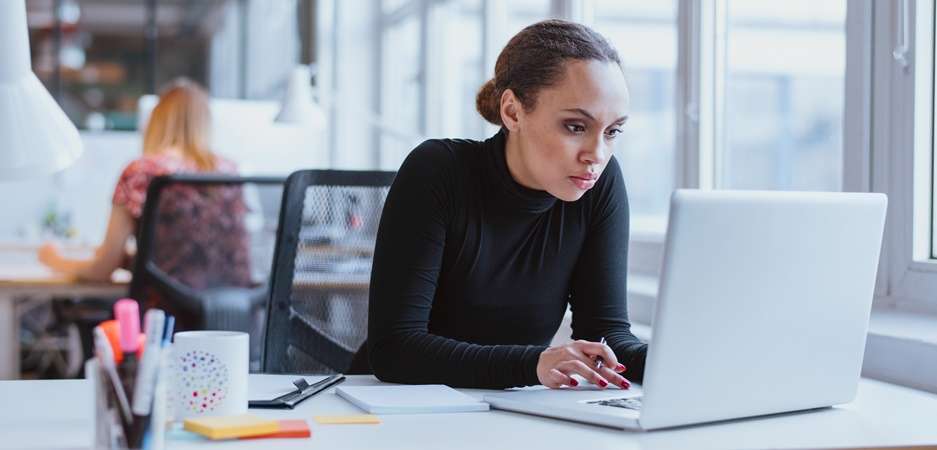 Mulher focada no trabalho. Mulher focada no trabalho.
