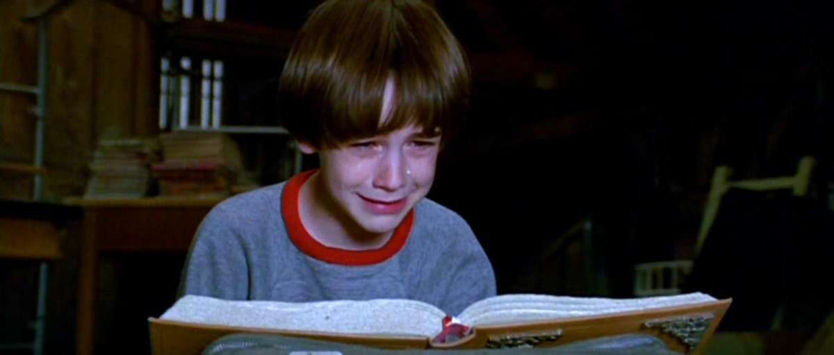 Menino chorando enquanto lê. Menino chorando enquanto lê.